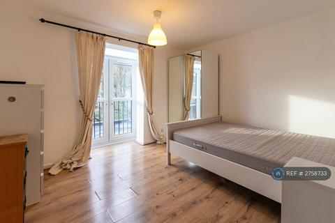 4 bedroom terraced house to rent, Walton Close, London, SW8
