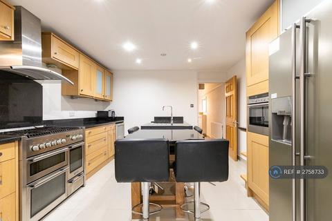 4 bedroom terraced house to rent, Walton Close, London, SW8
