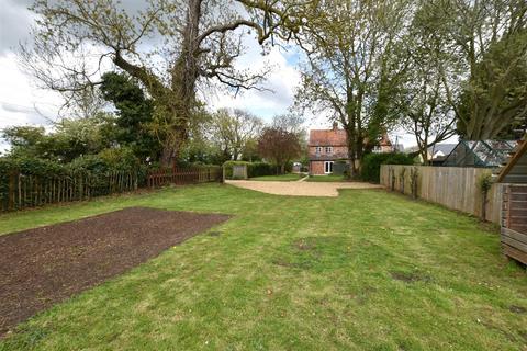 3 bedroom end of terrace house to rent, West Street, Helpston, Peterborough