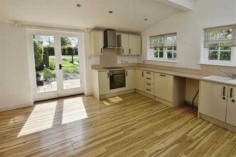 3 bedroom end of terrace house to rent, West Street, Helpston, Peterborough