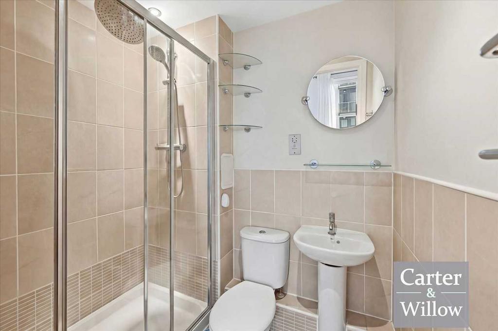 En suite shower