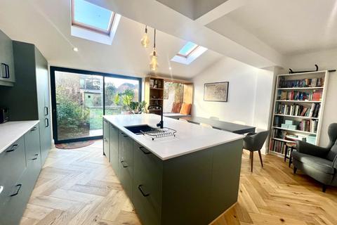 3 bedroom semi-detached house to rent, Cleveland Road, Chichester