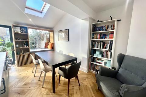 3 bedroom semi-detached house to rent, Cleveland Road, Chichester