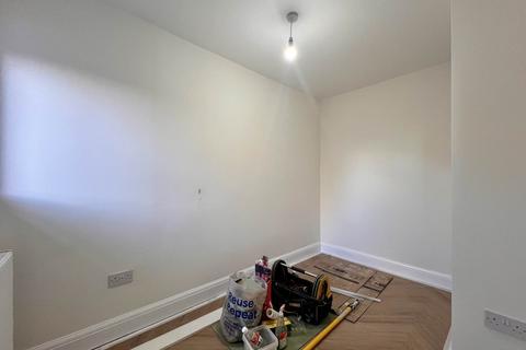 4 bedroom terraced house to rent, Davis Street, Plaistow, E13 9EE