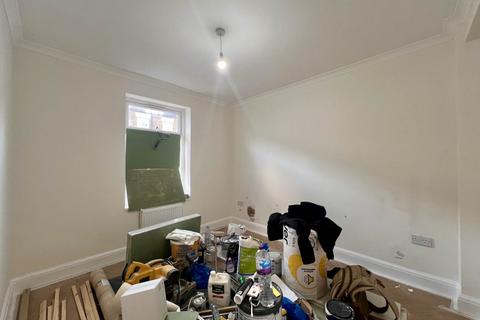 4 bedroom terraced house to rent, Davis Street, Plaistow, E13 9EE