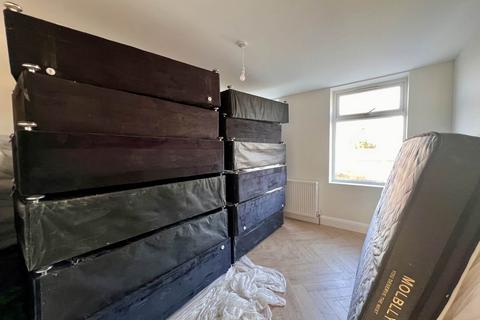 4 bedroom terraced house to rent, Davis Street, Plaistow, E13 9EE