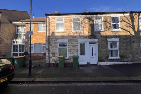 4 bedroom terraced house to rent, Davis Street, Plaistow, E13 9EE
