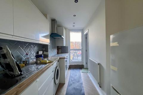 4 bedroom terraced house to rent, Davis Street, Plaistow, E13 9EE