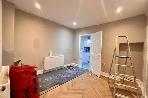 4 bedroom terraced house to rent, Davis Street, Plaistow, E13 9EE
