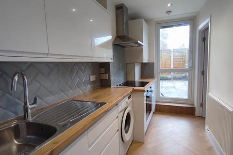 4 bedroom terraced house to rent, Davis Street, Plaistow, E13 9EE