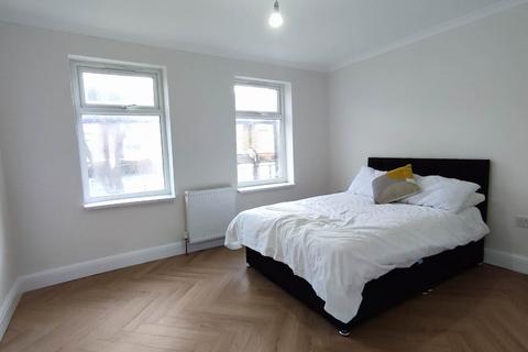 4 bedroom terraced house to rent, Davis Street, Plaistow, E13 9EE
