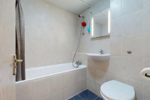 2 bedroom ground floor flat to rent, Laugan Walk