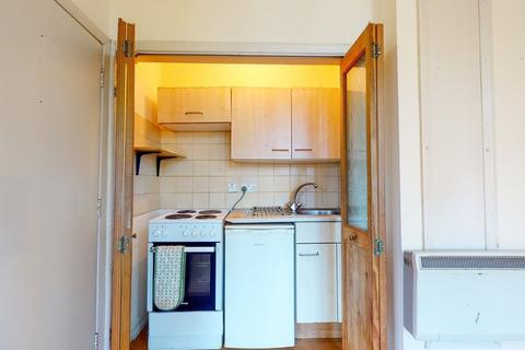 Studio to rent, Park Avenue