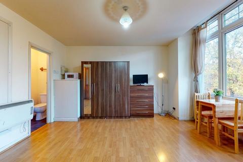 Studio to rent, Park Avenue