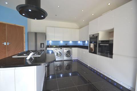 4 bedroom terraced house to rent, Quebec Road, Ilford IG2