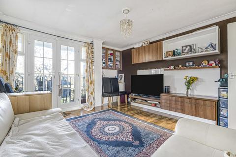 2 bedroom apartment for sale, Lark Avenue, Staines-upon-Thames, Surrey, TW18