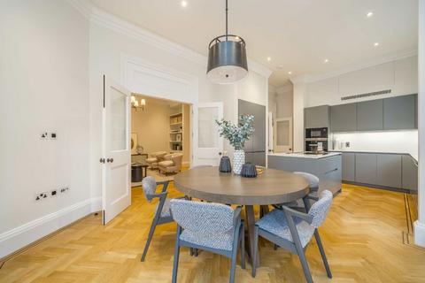 2 bedroom flat to rent, Green Street, London W1K