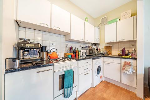 2 bedroom flat to rent, Kirkstall Road, London, SW2