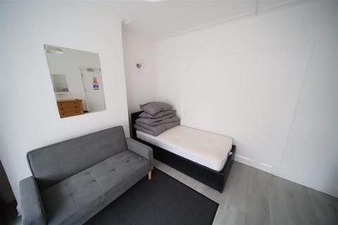 Flat to rent, Osidge Lane, London
