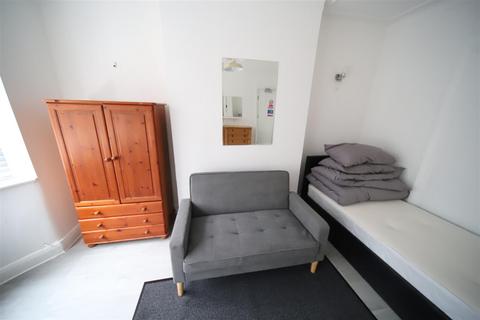 Flat to rent, Osidge Lane, London