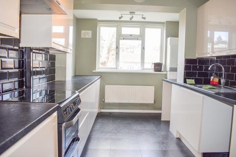 2 bedroom flat to rent, Radcliffe Gardens, Carshalton SM5