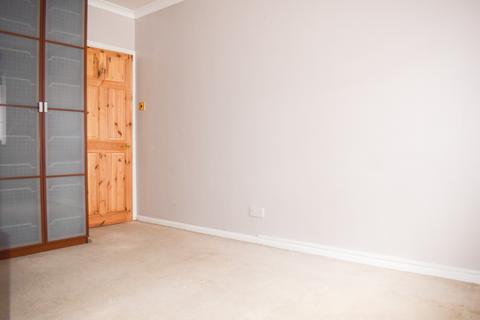 2 bedroom flat to rent, Radcliffe Gardens, Carshalton SM5