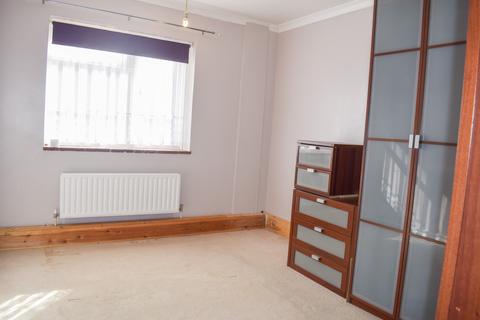 2 bedroom flat to rent, Radcliffe Gardens, Carshalton SM5