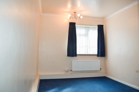 2 bedroom flat to rent, Radcliffe Gardens, Carshalton SM5