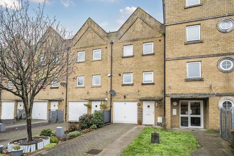 4 bedroom terraced house to rent, Wharfside Close Erith DA8