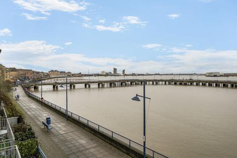 4 bedroom terraced house to rent, Wharfside Close Erith DA8