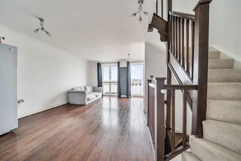 4 bedroom terraced house to rent, Wharfside Close Erith DA8