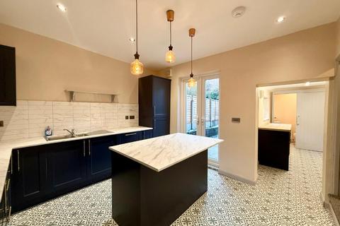 4 bedroom terraced house to rent, Church Street, Silverdale ST5
