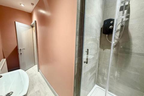 4 bedroom terraced house to rent, Church Street, Silverdale ST5