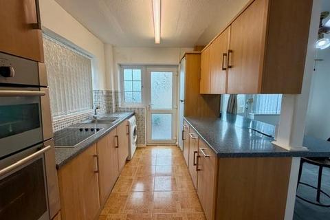 3 bedroom semi-detached house to rent, Aynsley Grove, Bradford BD15