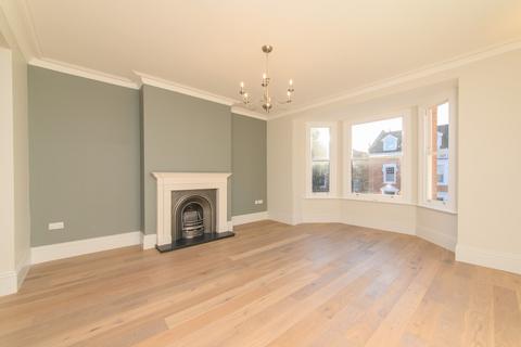 4 bedroom flat to rent, SOUTHWOOD AVENUE, HIGHGATE, N6
