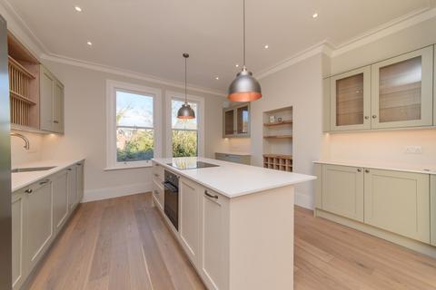 4 bedroom flat to rent, SOUTHWOOD AVENUE, HIGHGATE, N6
