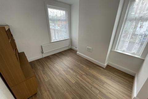 3 bedroom end of terrace house to rent, Lillian Street, Old Trafford, Manchester
