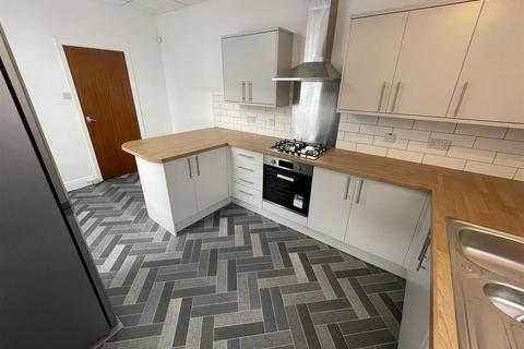 3 bedroom end of terrace house to rent, Lillian Street, Old Trafford, Manchester