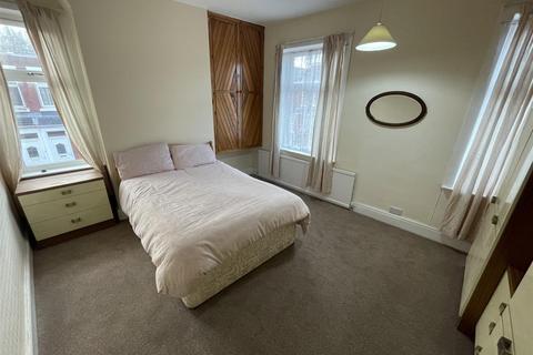 3 bedroom end of terrace house to rent, Lillian Street, Old Trafford, Manchester