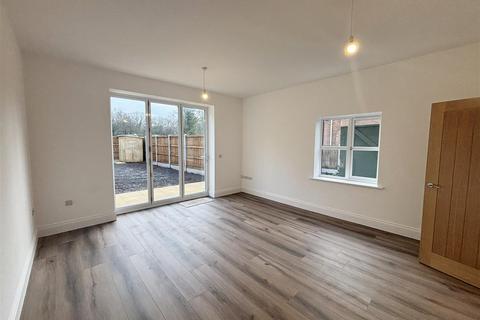 3 bedroom end of terrace house for sale, Birmingham Road, Blakedown