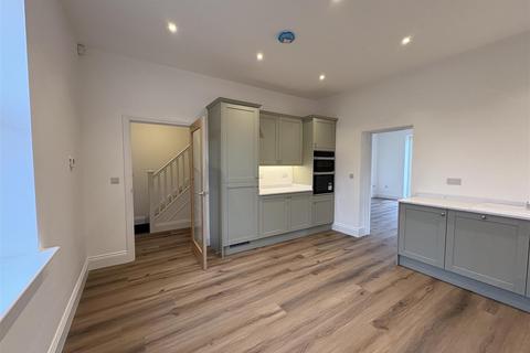 3 bedroom end of terrace house for sale, Birmingham Road, Blakedown