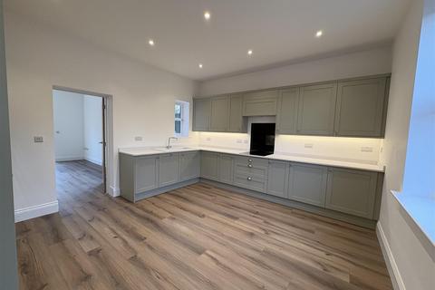 3 bedroom end of terrace house for sale, Birmingham Road, Blakedown