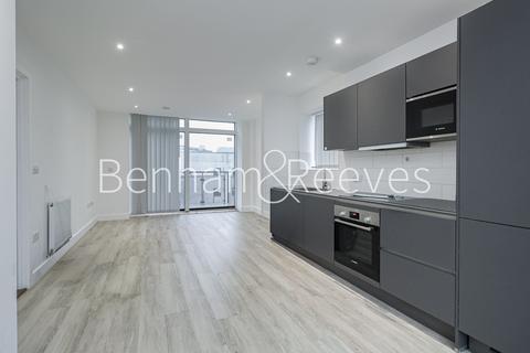 2 bedroom apartment to rent, Staines Road, Hounslow TW3