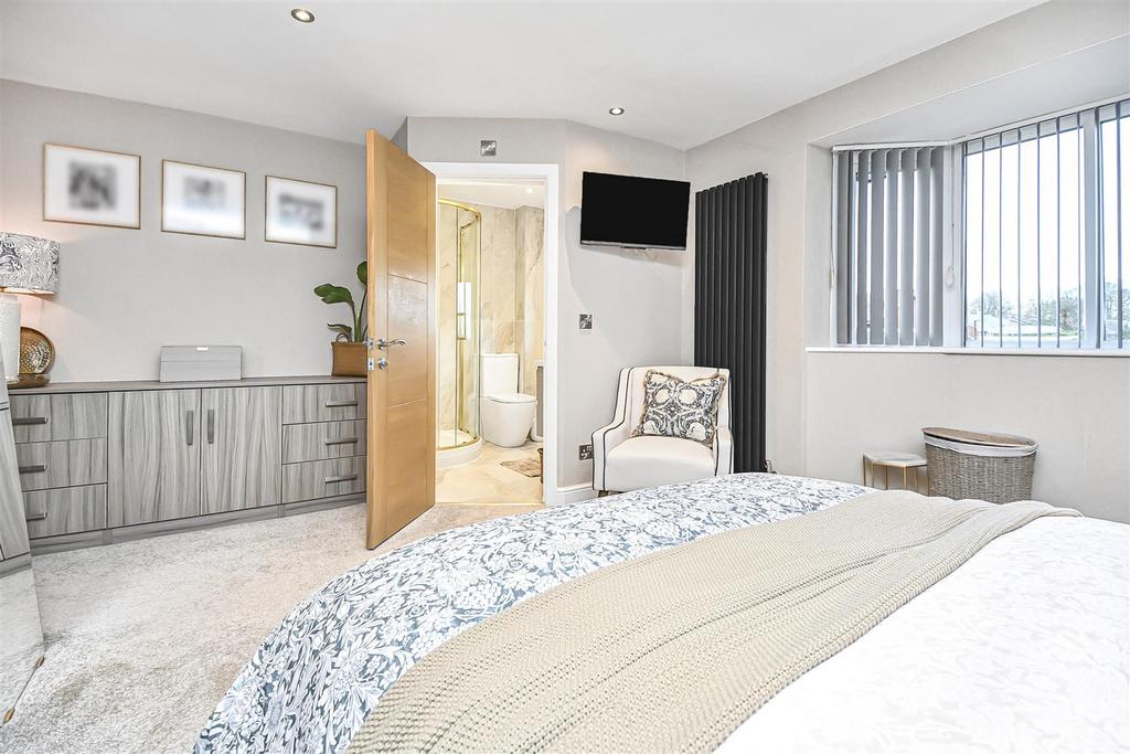 8 The Pines Bedroom 1 (2).JPG