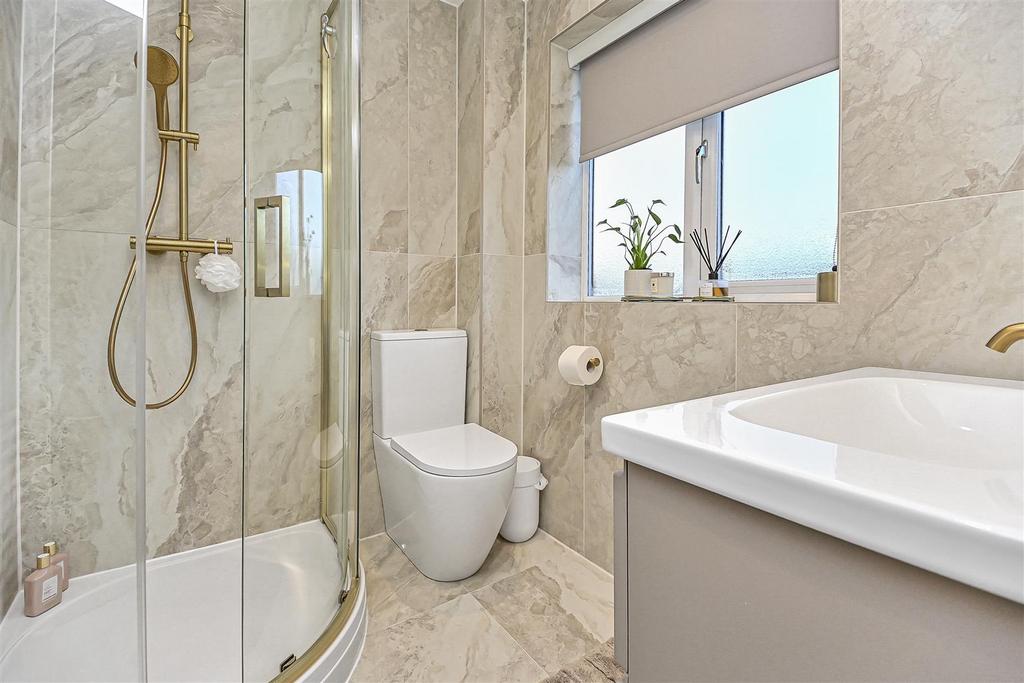 8 The Pines En-Suite.JPG