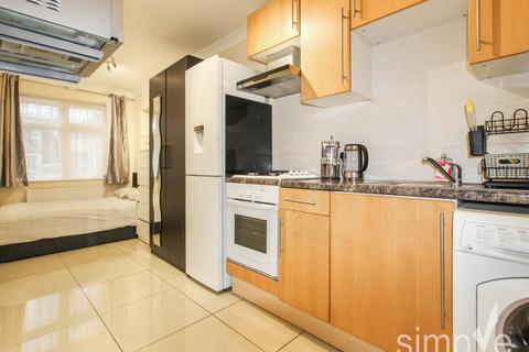 Studio to rent, Coronation Road , Hayes, Middlesex