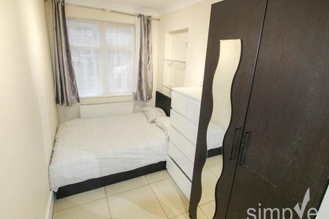 Studio to rent, Coronation Road , Hayes, Middlesex
