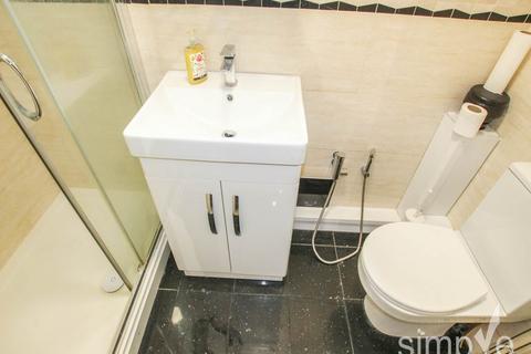Studio to rent, Coronation Road , Hayes, Middlesex