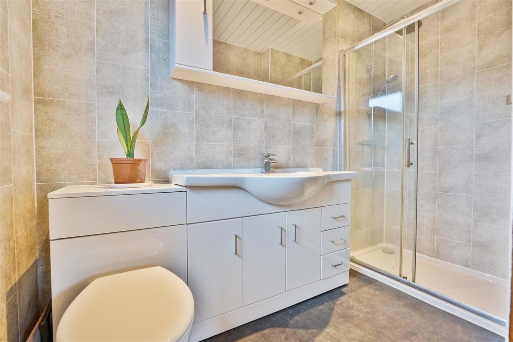 23 - ensuite.jpg