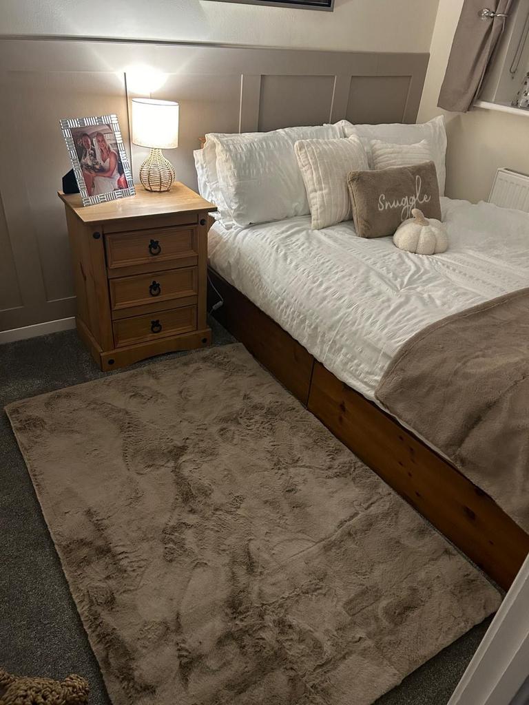 Vendors photo of previous furniture in Bedroom...